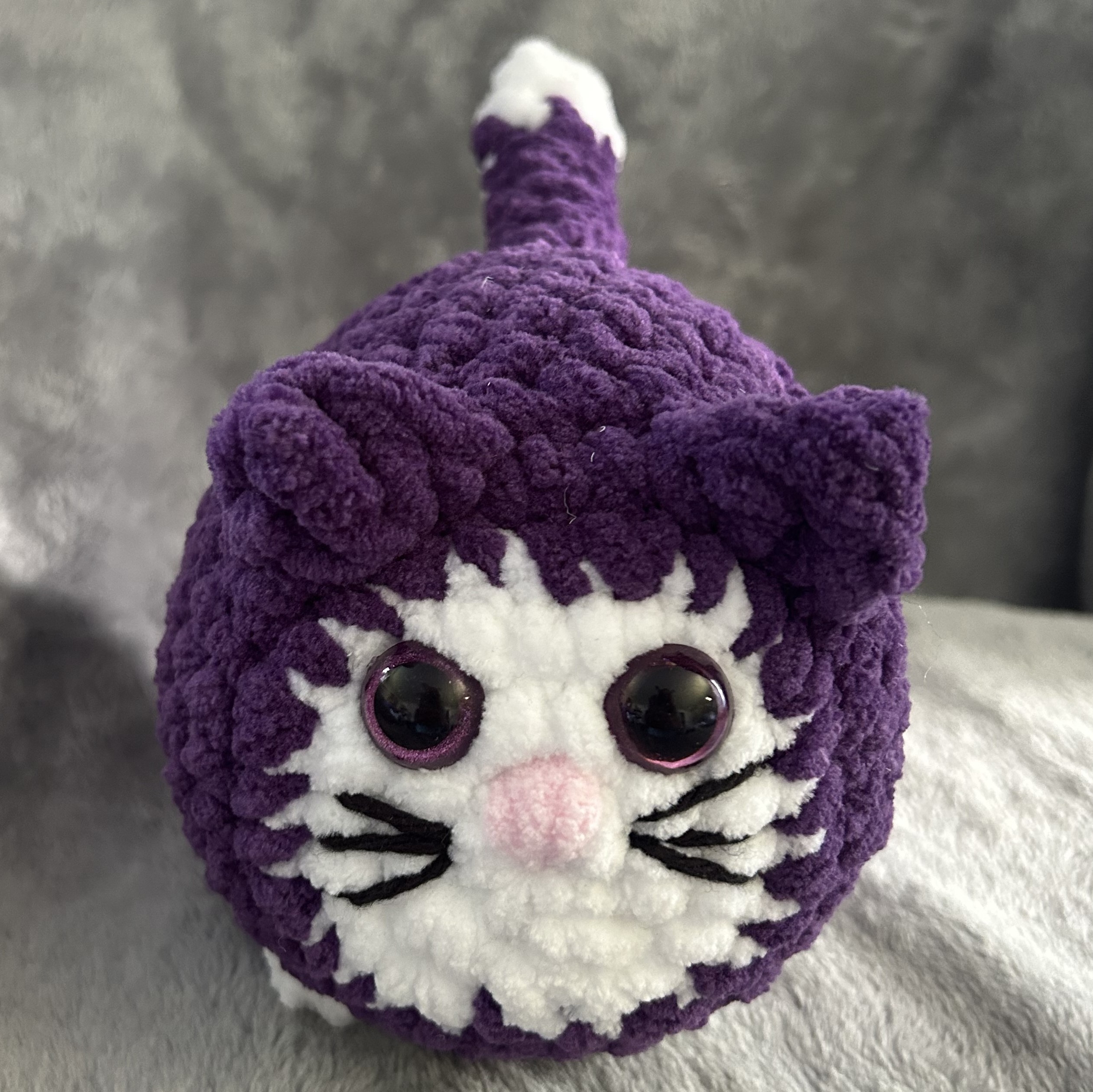 Loaf Kitten - purple/white